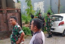 Ketum BMI Apresiasi Pangdam XIV/HSN, Adik Mentan Serma ASS Dijebloskan di Sel POM FOTO: Serma Andi Arifuddin Sulaiman beserta tiga rekannya oknum anggota TNI saat mendatangi rumah Wakil Ketua Bappilu DPD Gerindra Sulawesi Selatan, Harmansyah di Kota Makassar beberapa waktu lalu. (Istimewa)
