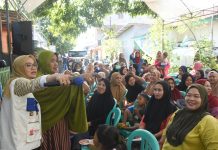 Ke Dapil Rezki ‘Mappatabe’ Maju Sebagai Calon Wakil Wali Kota Makassar FOTO: Rezki Mulfiati Lutfi hadir menyapa dan ngobrol bareng warga di Kelurahan Bira dan Kelurahan Parangloe, Kamis (5/9/2024).