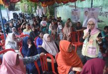 Di Kecamatan Ujung Pandang Pasangan Sehati Tawarkan Program Gratiskan Seragam untuk Siswa SD – SMP FOTO: Rezki Mulfiati Lutfi menyapa dan ngobrol bareng warga di Kelurahan Pisang Utara dan Kelurahan Baru, Jumat (6/9/2024).