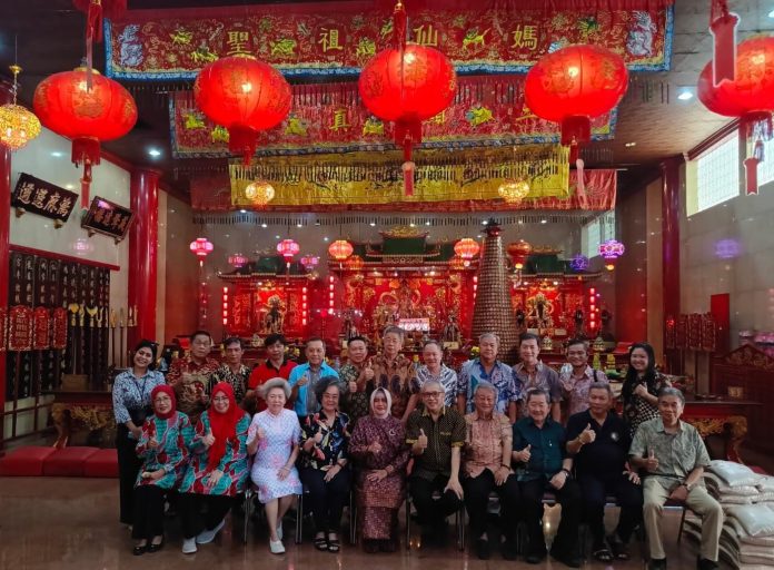 FOTO: Pasangan Bacalon Wali Kota dan Wakil Wali Kota Makassar Indira Yusuf Ismail dan Ilham Fauzi Ari Uskara diterima di salah satu Klenteng di Kota Makassar. Sabtu (7/9).