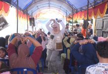 Warga Kecamatan Rappocini Antusias Sambut Pasangan Sehati FOTO: Warga yang tinggal di lorong-lorong Jalan Rappocini Raya ramai-ramai datang menyambut kehadiran Rezki Mulfiati Lutfi untuk bersilaturahmi dan ngobrol bareng, Minggu (8/9/2024).FOTO: Warga yang tinggal di lorong-lorong Jalan Rappocini Raya ramai-ramai datang menyambut kehadiran Rezki Mulfiati Lutfi untuk bersilaturahmi dan ngobrol bareng, Minggu (8/9/2024).