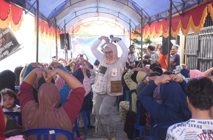 FOTO: Warga yang tinggal di lorong-lorong Jalan Rappocini Raya ramai-ramai datang menyambut kehadiran Rezki Mulfiati Lutfi untuk bersilaturahmi dan ngobrol bareng, Minggu (8/9/2024).FOTO: Warga yang tinggal di lorong-lorong Jalan Rappocini Raya ramai-ramai datang menyambut kehadiran Rezki Mulfiati Lutfi untuk bersilaturahmi dan ngobrol bareng, Minggu (8/9/2024).