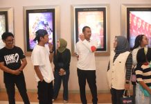 Pasangan Seto Kiki Nobar Film Uang Panai 2 di Tiga Mal FOTO: Seto-Kiki saat Nonton Bareng (Nobar) Film Uang Panai' 2 di tiga Mal yang ada di Kota Makassar, Selasa (10/9/2024).