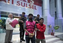 Dugaan Korupsi Rp 1 Milyar Lebih, Mantri BRI Unit Kalosi Enrekang Ditahan di Lapas Makassar FOTO: MS, Mantri BRI Unit Kalosi Enrekang saat digiring ke mobil tahanan Kejaksaan Tinggi Sulsel. (Istimewa)