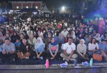 Milenial Bentuk Relawan “Muda Sehati” untuk Seto – Kiki di Pilwalkot Makassar FOTO: Andi Seto Gadhista Asapa dan Rezki Mulfiati Lutfi ditengah tengah anak milenial pasangan representasi anak muda di Posko Pemenangan Sehati, Jalan A.P Pettarani, Rabu (11/9/2024) malam.