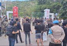 Pendemo Perjuangkan Hak ASN Kecewa tak Ditemui Pj Bupati Enrekang FOTO: Puluhan mahasiswa yang tergabung dalam Aliansi Mahasiswa Massenrempulu menggelar aksi demonstrasi di depan Kantor Bupati Enrekang, Kamis (12/9/20240.