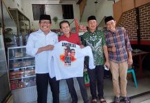 Wawan Mattaliu Dampingi Azhar Arsyad Keliling di Maros FOTO: Bakal calon Wakil Gubernur Sulsel Azhar Arsyad melanjutkan safari politik dengan silaturahmi dengan tokoh-tokoh masyarakat.