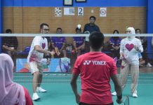 Andi Seto – Rezki Hadiri Winners Badminton di Makassar FOTO: Andi Seto Asapa dan Rezki Mulfiati Lutfi memperlihatkan kepiawaiannya dalam bermain bulutangkis di Winners Badminton Arena, Jl Veteran Utara, Makassar, Minggu (15/9/2025).