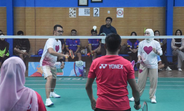 FOTO: Andi Seto Asapa dan Rezki Mulfiati Lutfi memperlihatkan kepiawaiannya dalam bermain bulutangkis di Winners Badminton Arena, Jl Veteran Utara, Makassar, Minggu (15/9/2025).