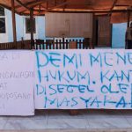 Warga Kapoposang Bali Pangkep Baikot Kantor Desa Imbas Sikap Pemda Abai Putusan PTUN FOTO: Warga Segel kantor Desa Kapoposang Bali, Gegara Pemda Tak Jalankan Putusan PTUN Yang Inkrach