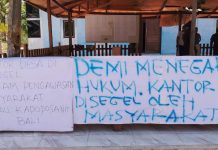 Warga Kapoposang Bali Pangkep Baikot Kantor Desa Imbas Sikap Pemda Abai Putusan PTUN FOTO: Warga Segel kantor Desa Kapoposang Bali, Gegara Pemda Tak Jalankan Putusan PTUN Yang Inkrach