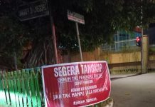 Kabar Serma AAS Belum Ditahan, Beredar Spanduk Copot Pangdam XIV/ Hasanuddin di Kota Makassar FOTO: Sebuah spanduk berwarna merah terbentang di Jalan Hos Cokroaminoto, Kota Makassar, Sulawesi Selatan. Selasa dini (17/2024).