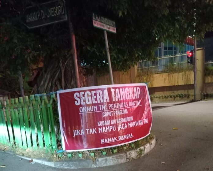 FOTO: Sebuah spanduk berwarna merah terbentang di Jalan Hos Cokroaminoto, Kota Makassar, Sulawesi Selatan. Selasa dini (17/2024).