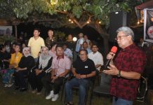 Seto – Rezki Hadiri Festival Lampion Kue Bulan Bersama Tokoh Masyarakat Tionghoa Makassar FOTO: Ketua Persaudaraan Peranakan Tionghoa Makassar, Arwan Tjahjadi saat bersama pasangan 'Sehati' di pinggir Pantai Anging Mammiri, Tanjung Bunga Makassar, Selasa (17/9/2024) malam.