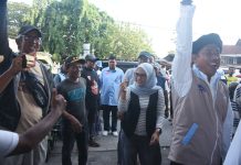 Simpul Anak Rakyat Bareng Seto Rezki, Ruslan Lallo: Sehati Bukan Kaleng-kaleng FOTO: Ketua Simpul Anak Rakyat Ruslan Lallo dampingi Andi Seto Asapa-Rezki Mulfiati untuk ngobrol bareng warga di Jalan Teuku Umar Raya, Kecamatan Tallo, Rabu (18/9/2024).