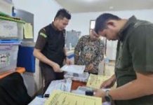 Kantor Balai Prasarana Pemukiman Wilayah Sulsel di Geledah Penyidik Kejari Gowa FOTO: Aktivitas penggeledahan yang dilakukan Tim Penyidik Kejari Gowa di Kantor Balai Prasarana Pemukiman Wilayah terletak di Jalan Penjernihan Raya, Kelurahan Karampuang, Kecamatan Panakkukang, Kota Makassar. Rabu (18/9/2024).
