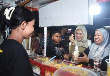 Rezki Blusukan Ke Wisata Kuliner Pasar Cidu Tinumbu FOTO: Calon Wakil Wali Kota Makassar Rezki Mulfiati Lutfi saat berkunjung ke Wisata Street Food atau dikenal wisata kuliner Pasar Cidu di Jalan Tinumbu, Kecamatan Ujung Tanah. Jumat (20/9/2024) malam.