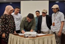 Hasil Rapat Pleno KPU Makassar: Empat Paslon Cakada Lengkap FOTO: Komisioner KPU Makassar saat menandatangani berita acara hasil rapat pleno di Hotel Claro Jalan AP Pettarani, Makassar. Ahad (22/9/2024)