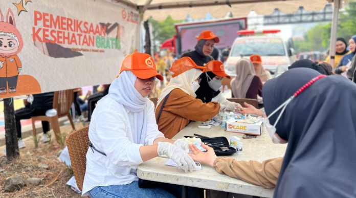 FOTO: ORANGe CARE gelar pemeriksaan kesehatan gratis di Car Free Day (CFD) Jalan Boulevard, pada Minggu (22/9/2024)