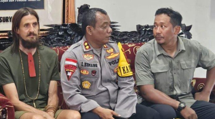 FOTO: Paling Kanan Letkol Andi Afandi, Dansatgas Nanggala Ops Damai Cartenz. (Istimewa)