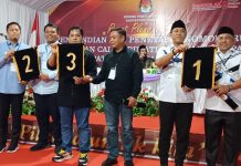 Dapat Nomor Urut 2, Ucu-Iwan Makin ‘PD’ Siapkan Kejutan Menangkan Pilkada Enrekang FOTO: Pasangan calon Bupati dan wakil H. M. Yusuf Ritangnga-Andi Tenri Liwang La Tinro resmi mendapatkan nomor urut 2 untuk pemilihan Bupati dan wakil Bupati Enrekang 2024. (Istimewa)
