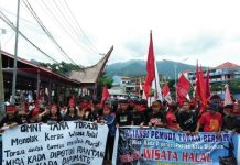 Survei Pilgub Sulsel: Andalan Hati Unggul 80% di Tana Toraja, Warga Sempat Menolak Wisata Halal di Era ASS FOTO: Ratusan warga dan mahasiswa yang tergabung dalam Aliansi Masyarakat Toraja Bersatu melakukan aksi demo menolak keras wacana wisata halal yang diterapkan di Tona Toraja dan Toraja Utara, Senin (11/3/2019) silam. (Property via Kumparan)
