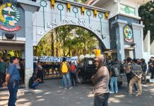 Isu Kotak Kosong Menguat, Aksi Unjuk Rasa Tolak Suhartina Pjs Bupati Maros FOTO: Aksi unjuk Aliansi Moral Masyarakat Maros (AMMAR) di Kantor Gubernur Sulsel di Jalan Urip Sumoharjo, Panaikang, Kota Makassar. Rabu siang (25/9).