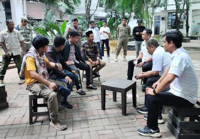 FOTO: Perwakilan Aliansi Moral Masyarakat Maros saat diterima pejabat Pemprov Sulsel di Kantor Gubernur Sulsel di Jalan Urip Sumoharjo, Panaikang, Kota Makassar. Rabu siang (25/9).