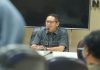Membaca Supratman dari Pinggiran FOTO: Supratman, Ketua DPRD Makassar sementara saat menemui eks RT/RW diruang rapat dewan. (Istimewa)