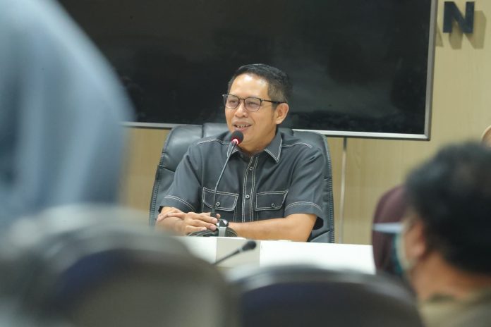 FOTO: Supratman, Ketua DPRD Makassar sementara saat menemui eks RT/RW diruang rapat dewan. (Istimewa)