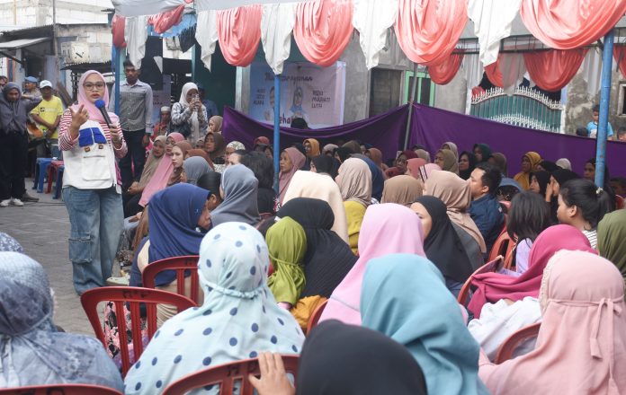 FOTO: Kandidat Wakil Wali Kota Makassar, Rezki Mulfiati Lutfi memulai kampanye perdana di Kelurahan Parangloe, Kecamatan Tamalanrea, Kota Makassar, Kamis (26/9/2024).