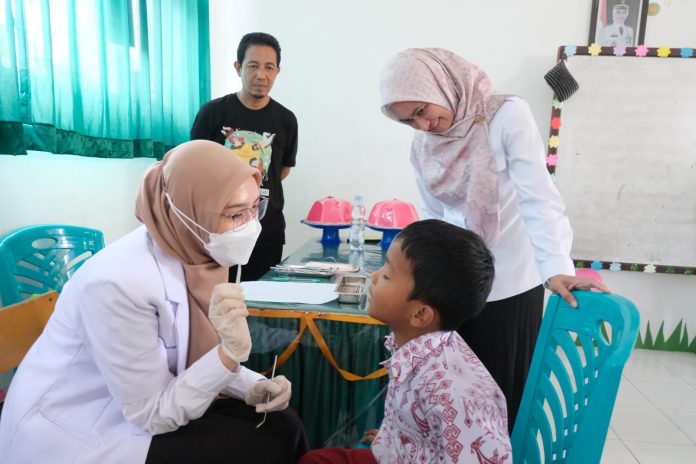 FOTO: Bupati Luwu Utara, Hj. Indah Putri Indriani, yang turut hadir dan membuka acara,Hari Kesehatan Gigi Nasional (HKGN), Rabu, (25/9).p)