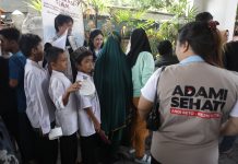 Tim Muda Sehati Gelar Jumat Berkah FOTO: Kegiatan Jum'at berkah ini dilaksanakan di Posko Induk Pemenangan Sehati, Jl AP Pettarani. Jumat (27/9)