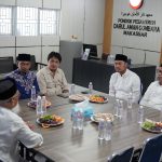 Mohon Doa Restu, Temui Ulama di Makassar, Seto dapat Dukungan dari Cucu Pendiri Muhammadiyah di Sulsel FOTO: Ketua Yayasan Buq'atun Mubarakah Pusat Gombara, Ustaz Muhammad Iqbal Djalil atau Ustaz IjeIje saat menerim Andi Seto Asapa di Pondok Pesantren Darul Aman Gombara, Jl. KH. Abd. Jabbar Ashiry, Kec. Biringkanaya, pada Jumat (27/9/2024).