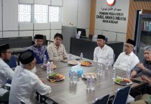 Mohon Doa Restu, Temui Ulama di Makassar, Seto dapat Dukungan dari Cucu Pendiri Muhammadiyah di Sulsel FOTO: Ketua Yayasan Buq'atun Mubarakah Pusat Gombara, Ustaz Muhammad Iqbal Djalil atau Ustaz IjeIje saat menerim Andi Seto Asapa di Pondok Pesantren Darul Aman Gombara, Jl. KH. Abd. Jabbar Ashiry, Kec. Biringkanaya, pada Jumat (27/9/2024).