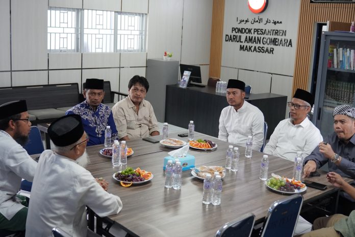 FOTO: Ketua Yayasan Buq'atun Mubarakah Pusat Gombara, Ustaz Muhammad Iqbal Djalil atau Ustaz IjeIje saat menerim Andi Seto Asapa di Pondok Pesantren Darul Aman Gombara, Jl. KH. Abd. Jabbar Ashiry, Kec. Biringkanaya, pada Jumat (27/9/2024).