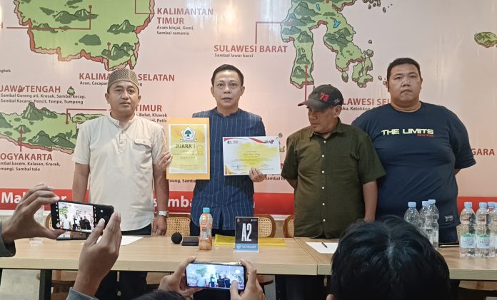 FOTO: Andi Muhammad Azhar dalam konferensi pers di rumah makan sambal Indonesia, Jalan Rajawali, Jumat, 27 September 2024.