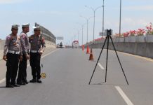Kecelakaan Maut Tol Reformasi, Owner Palubasa Serigala Bakal Jadi Tersangka Seperti Dialami Saiful Jamil FOTO: Dirlantas Polda Sulsel dan Unit Gakkum Satlantas Polrestabes Makassar saat melakukan olah TKP di lokasi kejadian di Tol Reformasi. (Istimewa)