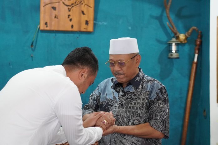 FOTO: Andi Seto Gadhista Asapa bersilaturahmi ke kediaman tokoh agama kharismatik, Syekh Sayyid Abdul Rahim Assegaf atau yang lebih dikenal sebagai Puang Makka, di Jalan Baji Bicara, Mamajang, pada Sabtu (28/9/2024).