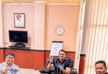 Pejabat Pemprov Kampanyekan Cagub Nomor 2, Bawaslu Sulsel Segera Bentuk Tim FOTO: Kepala UPT Pendapatan Wilayah Makassar 1, Yarham mengangkat tangan kanan dengan simbol 2 jari. (Sumber foto flyer)