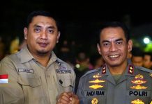 Jabat Kapolda Sumsel, Ini Harapan Ketua Desa Bersatu Sulsel Untuk Andi Rian FOTO: Muh. Arrumi Achmad, Ketua Desa Bersatu Provinsi Sulawesi Selatan bersama Irjen Pol. Andi Rian R Djajadi. (istimewa)