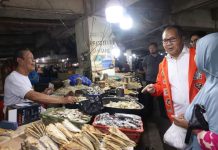 Hari Pertama Kampanye DP Kunjungi Pusat Perekonomian Tradisional FOTO: Calon Gubernur Sulsel, Danny Pomanto saat berkunjung ke pasar tradisional Sentral Minasa Maupa Sungguminasa. Senin (30/9). (Properti Facebook)