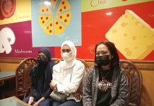 Terbaru: Warga Sebut Selain Serma AAS, Oknum TNI Lainnya Juga Bawa Senpi FOTO: Dari kiri Murni (Warga), Reni (Istri Harmansyah) dan FA warga di perumahan Bumi Husada Indah, Kelurahan Bangkala, Kecamatan Manggala, Makassar saat menggelar keterangan pers nya. Jumat malam (13/9)