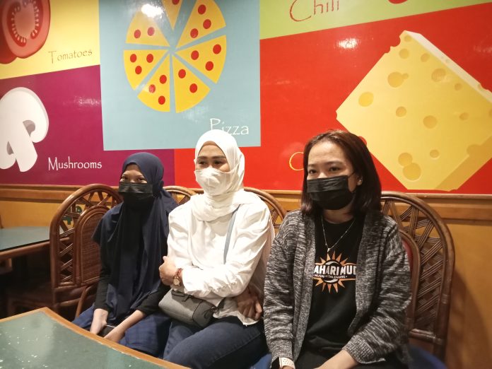 FOTO: Dari kiri Murni (Warga), Reni (Istri Harmansyah) dan FA warga di perumahan Bumi Husada Indah, Kelurahan Bangkala, Kecamatan Manggala, Makassar saat menggelar keterangan pers nya. Jumat malam (13/9)