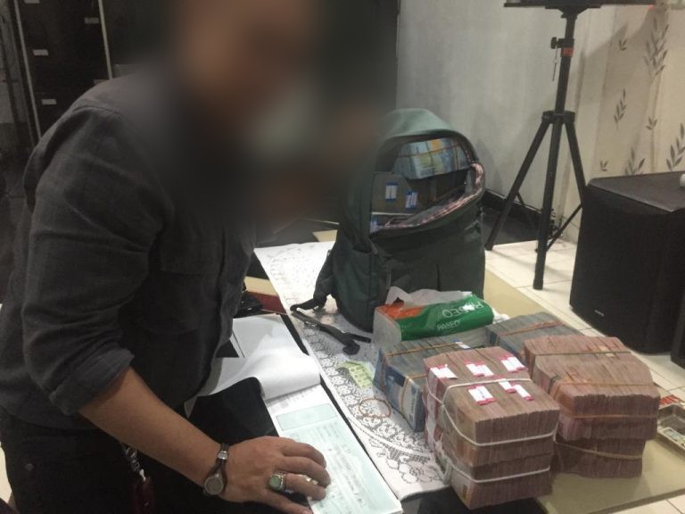 FOTO: Diduga W dengan tumpukan uang milyaran di kediaman MRPP. (Istimewa)