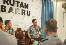 Keamanan dan Ketertiban Jadi Prioritas, Karutan Barru Ingatkan Tugas dan Fungsi Petugas FOTO: Paling kanan Kepala Rutan Kelas IIB Barru, Amsar, memberikan pengarahan dan penguatan kepada seluruh jajaran petugas pengamanan pada Senin (30/09).