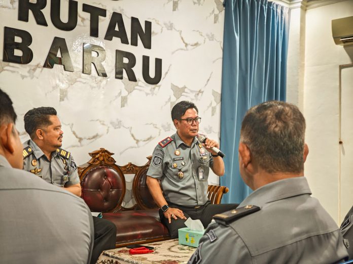 FOTO: Paling kanan Kepala Rutan Kelas IIB Barru, Amsar, memberikan pengarahan dan penguatan kepada seluruh jajaran petugas pengamanan pada Senin (30/09).