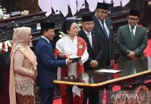 Puan Maharani Kembali Terpilih Ketua DPR RI, Gerbong PDIP Bakal Menyatu di KIM FOTO: Ketua DPR RI Puan Maharani (tengah), bersama empat Wakil Ketua DPR usai penetapan dan pelantikan pimpinan DPR Periode 2024-2029, di Gedung DPR, Senayan, Jakarta, Selasa (1/10/2024) sore. ANTARA/HO-DPR RI/aa.