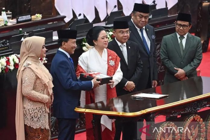 FOTO: Ketua DPR RI Puan Maharani (tengah), bersama empat Wakil Ketua DPR usai penetapan dan pelantikan pimpinan DPR Periode 2024-2029, di Gedung DPR, Senayan, Jakarta, Selasa (1/10/2024) sore. ANTARA/HO-DPR RI/aa.