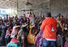 Kampanye Dialogis, Emak emak Nelayan Tanya DP Solusi Agar Harga Telur Ikan Terbang Tidak Terus Turun FOTO: Calon gubernur Sulawesi Selatan, IR. Moh Ramdhan Pomanto 'Danny Pomanto' saat menggelar kampanye dialogis dengan ibu ibu nelayan di Kecamatan Galesong, Kabupaten Takalar. (Ist)